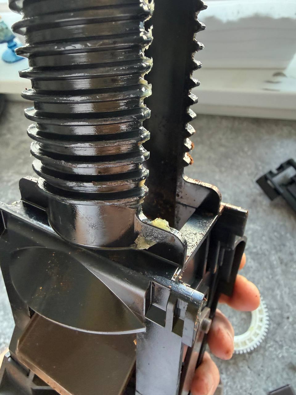 Загрязненное заварочное устройство (ЗУ) крупным планом